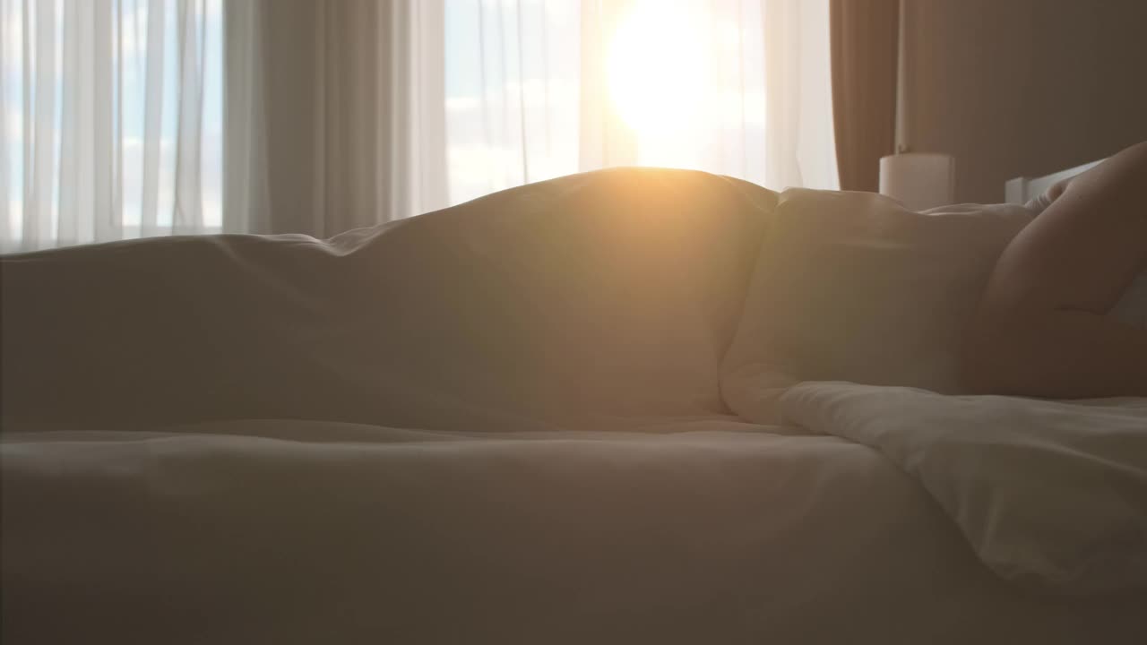 睡在床上的漂亮女人视频素材
