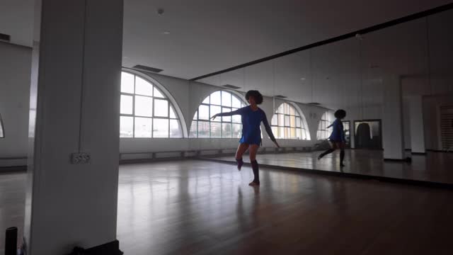 非裔美国女子在舞蹈工作室跳现代舞蹈视频下载