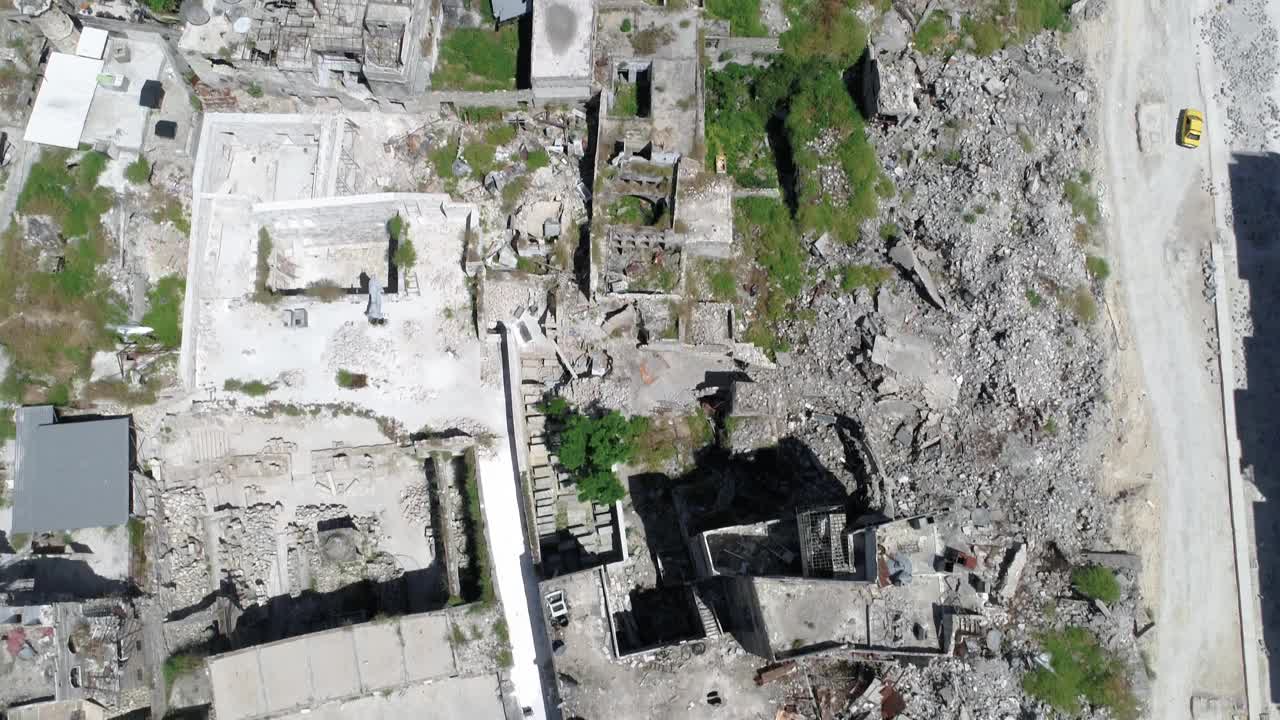 从空中俯瞰叙利亚阿勒颇中部古城建筑。即使在4K战争结束10年后，我们仍然可以看到建筑物被毁视频下载