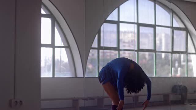 非裔美国妇女在工作室里跳当代舞蹈视频下载