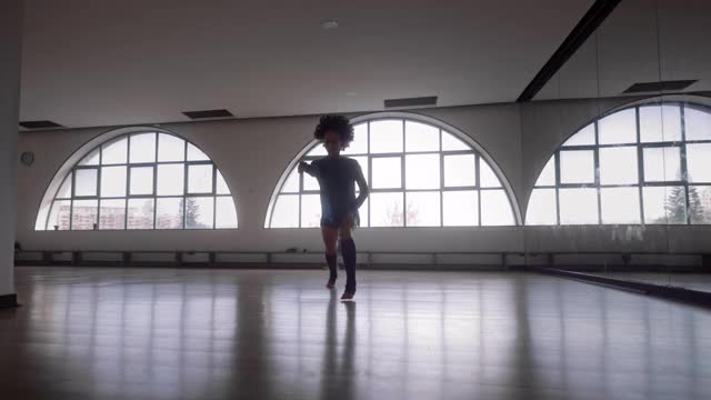 非裔美国妇女在工作室练习现代舞视频下载