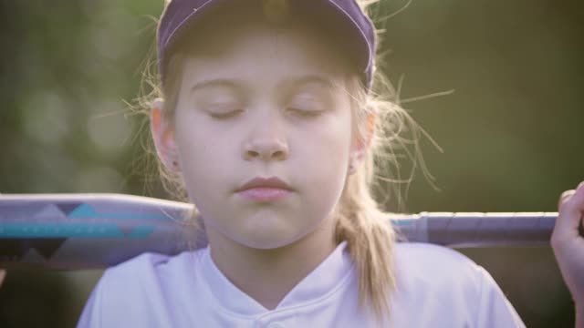 孩子和垒球棒的肖像视频下载