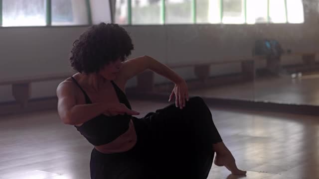 一名黑人女子在演播室的地板上跳现代舞视频下载