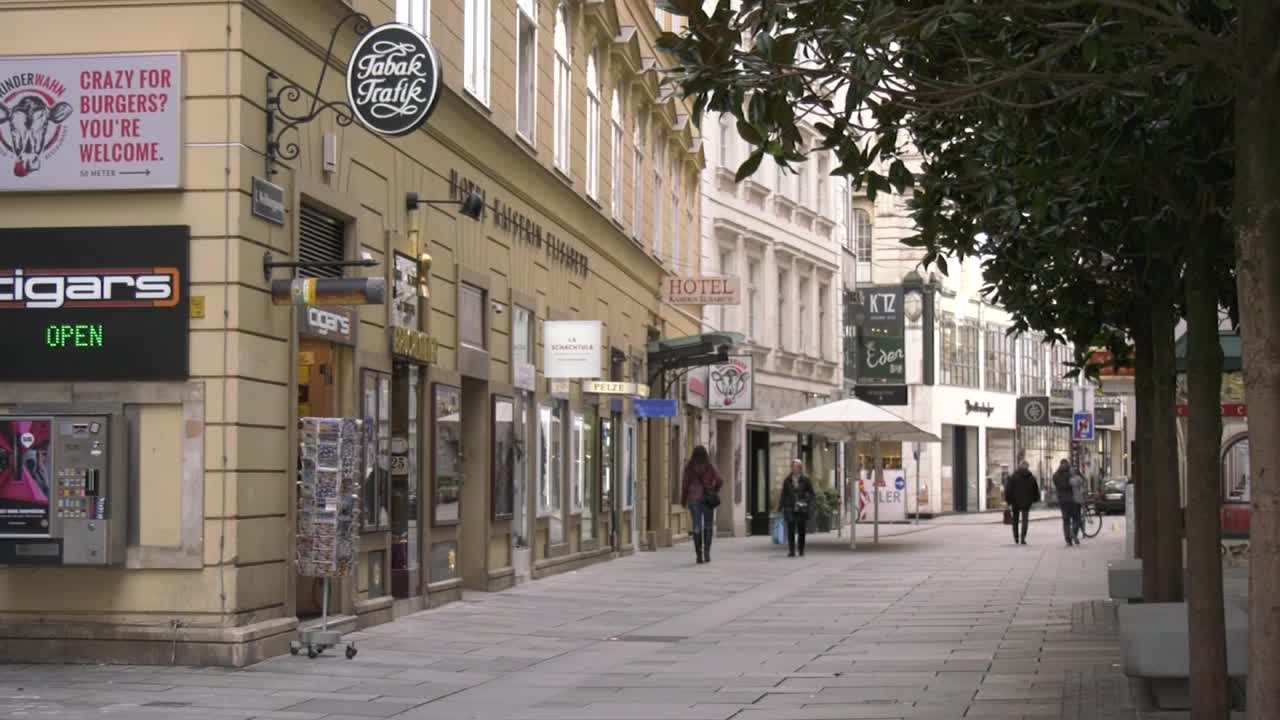 新冠肺炎宵禁期间安静的街道，奥地利维也纳视频素材