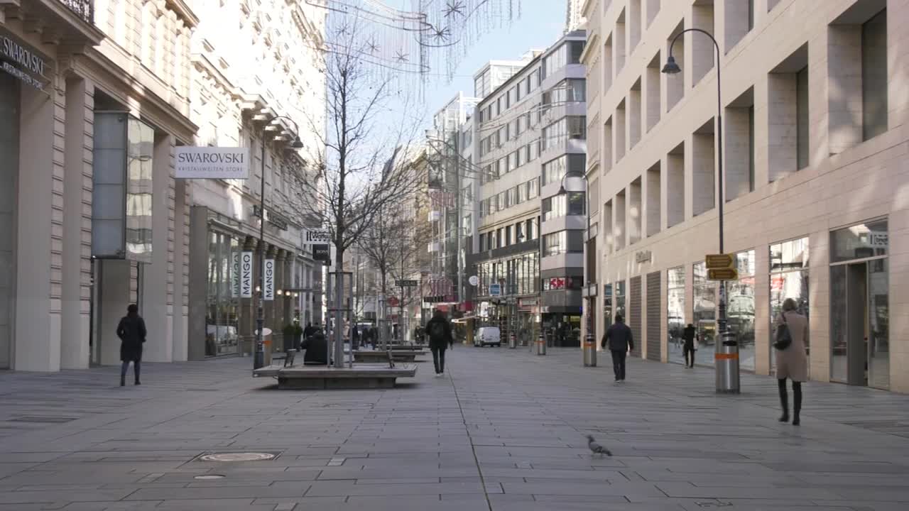 新冠肺炎宵禁期间安静的街道，奥地利维也纳视频素材