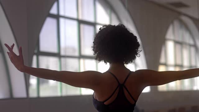 非裔美国妇女在工作室练习瑜伽姿势视频下载