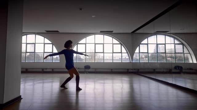 非裔美国妇女在舞蹈教室里跳着旋转舞视频下载