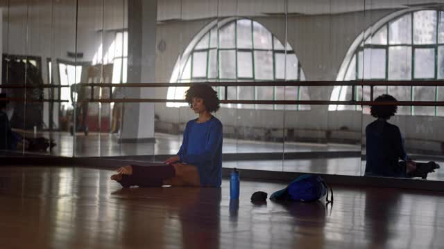 非裔美国妇女在舞蹈工作室做伸展运动视频下载
