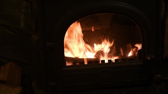 夜晚在乡村的火炉里燃烧着火花视频素材