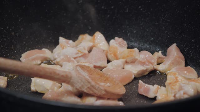 鸡肉在一个烹饪锅慢动作视频素材