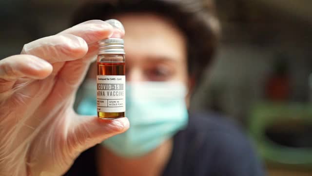 药剂师手持新型冠状病毒疫苗瓶视频下载