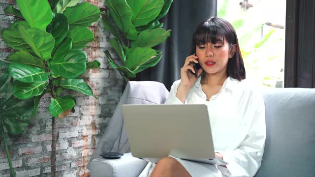 亚洲女性在家工作时使用笔记本电脑，将自己与Covid-19隔离。视频下载