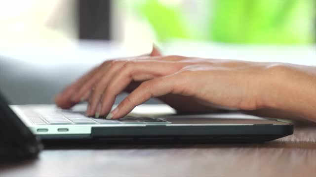 亚洲女性在家工作时使用笔记本电脑，将自己与Covid-19隔离。视频下载
