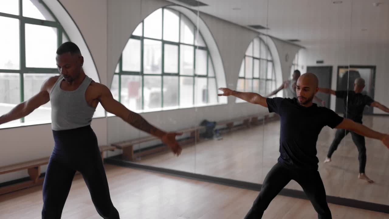 两个男芭蕾舞演员在演播室里一起旋转视频素材