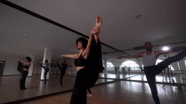 舞者在演播室排练时伸展腿视频下载