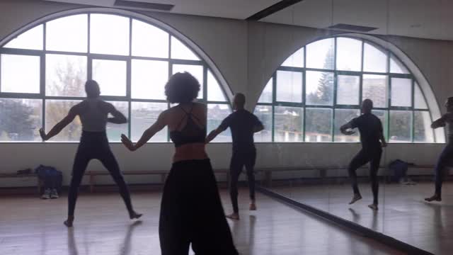 老师和学生在工作室跳现代舞蹈视频下载