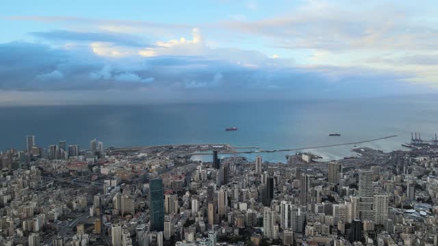 无人机拍摄在贝鲁特上空显示贝鲁特港口和贝鲁特国际机场视频下载