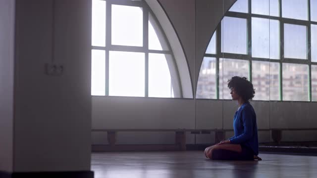 非裔美国妇女在工作室做瑜伽冥想视频下载