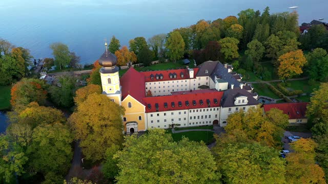 德国巴伐利亚州施塔恩伯格湖伯纳德修道院鸟瞰图视频下载