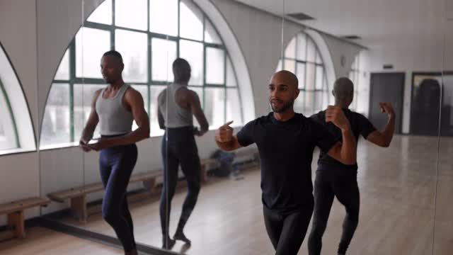 两名男芭蕾舞者在工作室一起练习舞蹈动作视频下载