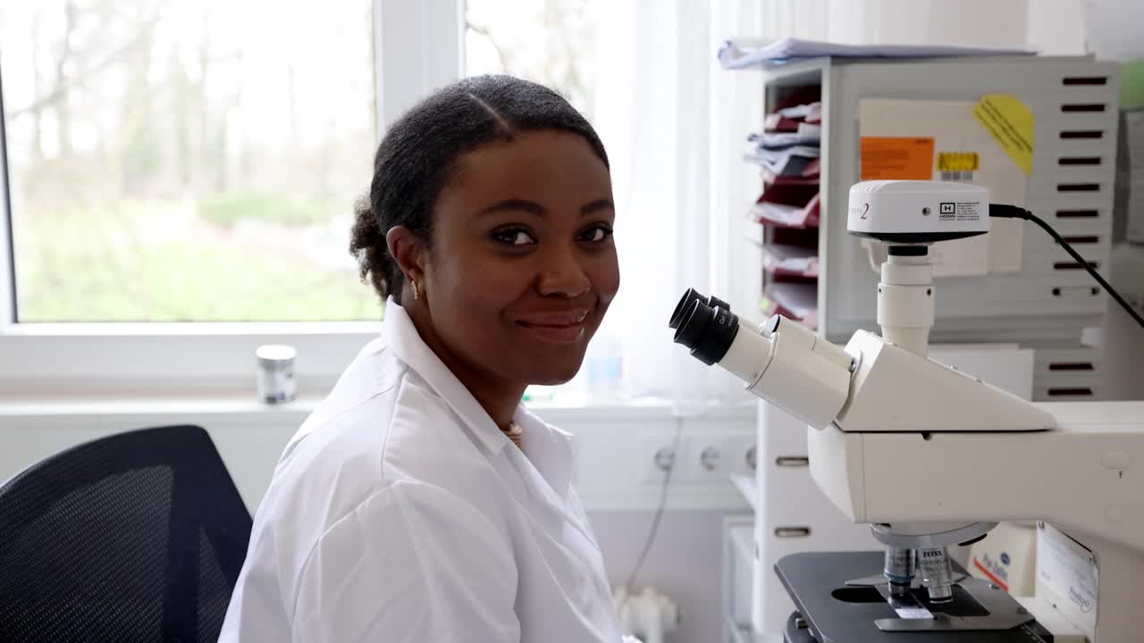 生物化学实验室里微笑的科学家视频素材
