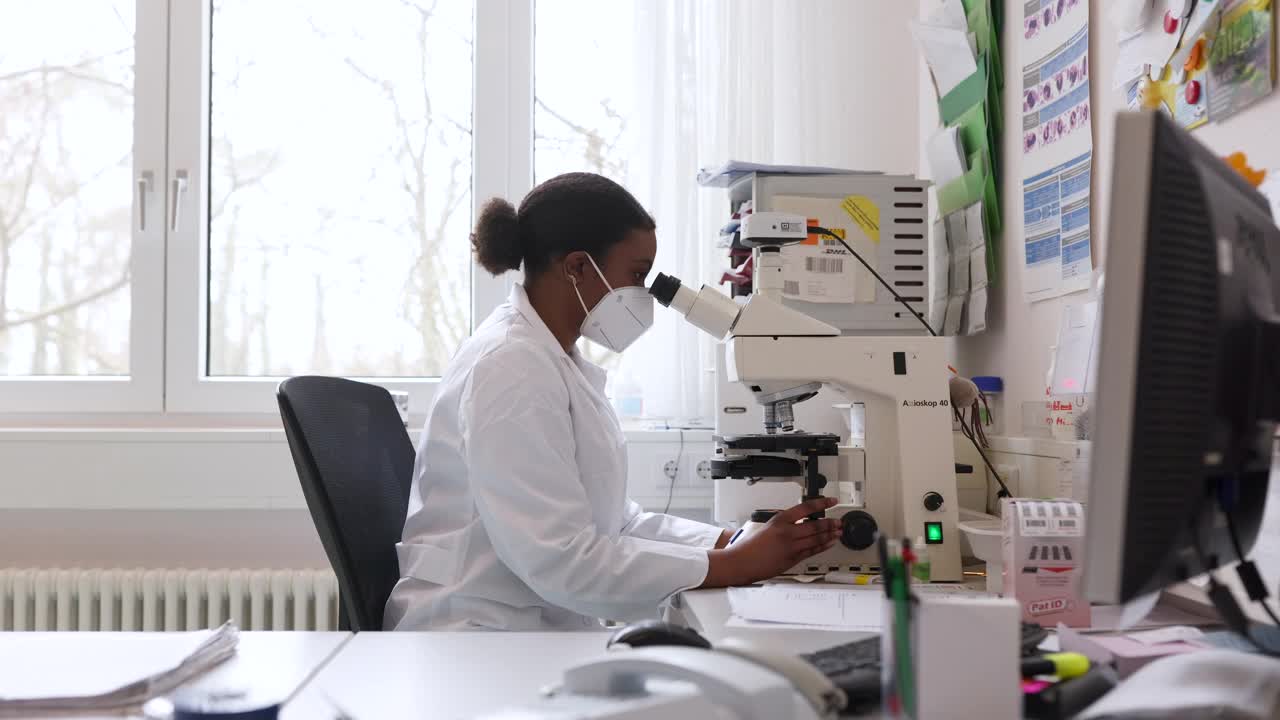 在高科技实验室工作的女性生化学家视频素材