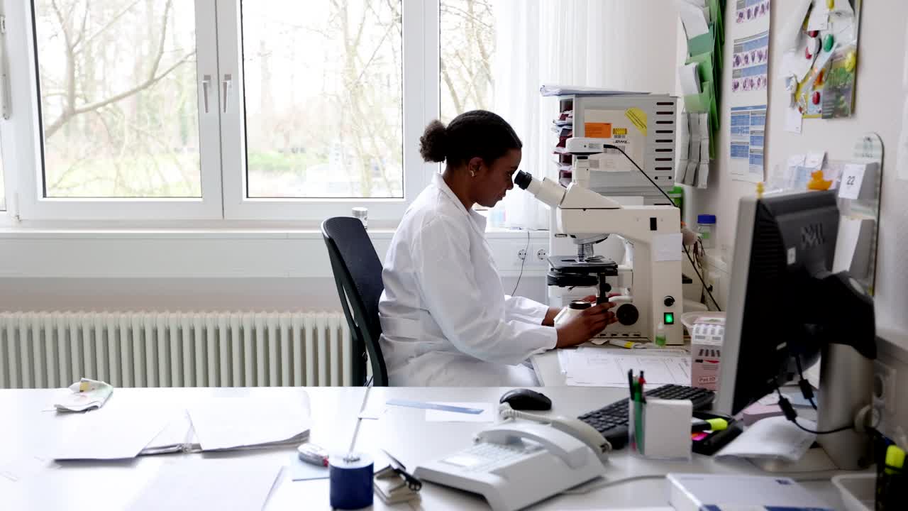 在实验室工作的女性微生物学家视频素材