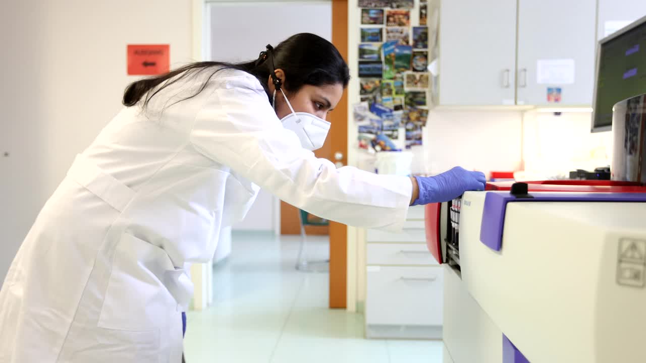 科学家在实验室里使用化学分析仪视频下载