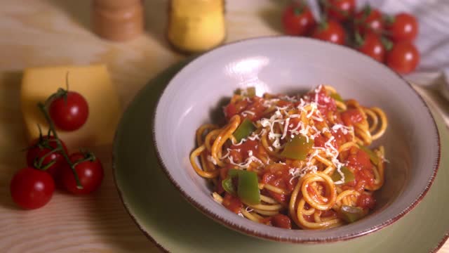 一碗意大利面，配番茄酱和帕尔马干酪视频下载