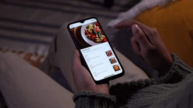 在家用手机应用订餐的男人视频下载