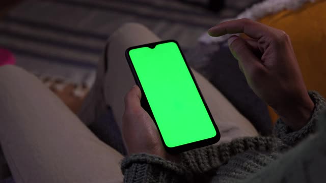 男人在家里敲击手机的绿屏视频下载