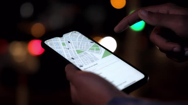一名男子在街上用手机app叫出租车视频下载