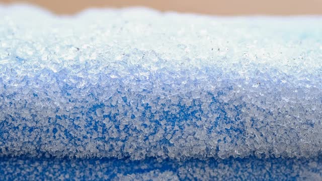冰晶解冻对蓝色表面的化学效应，科学概念视频下载
