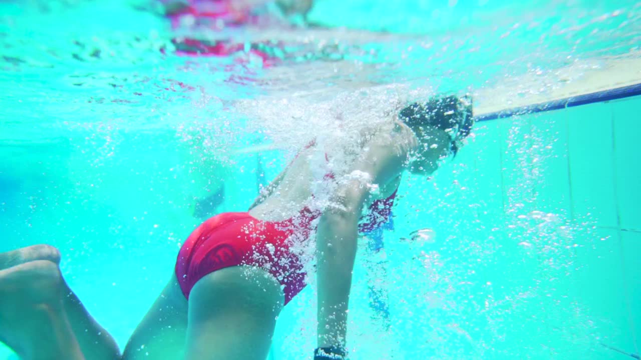 女子游泳运动员翻转的慢动作镜头视频下载