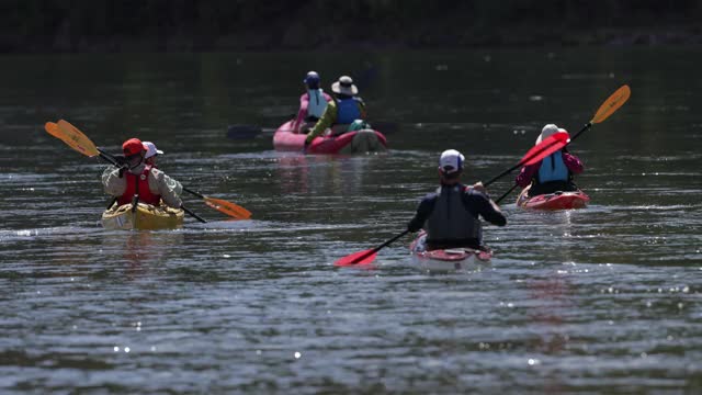WS 4K拍摄的白水筏/皮划艇在蛇河，怀俄明州视频下载