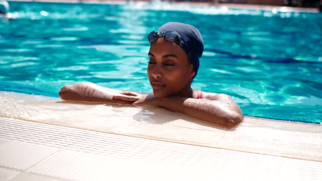 女子游泳运动员在泳池边的慢动作镜头视频素材