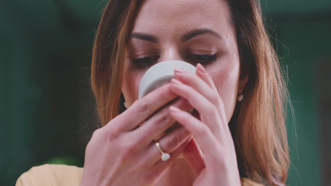 一个女人喝茶碗的慢镜头视频素材