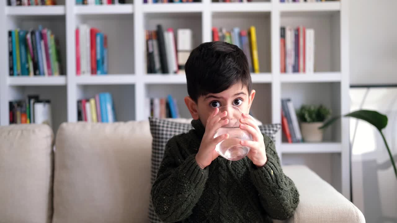 男孩的饮用水视频素材