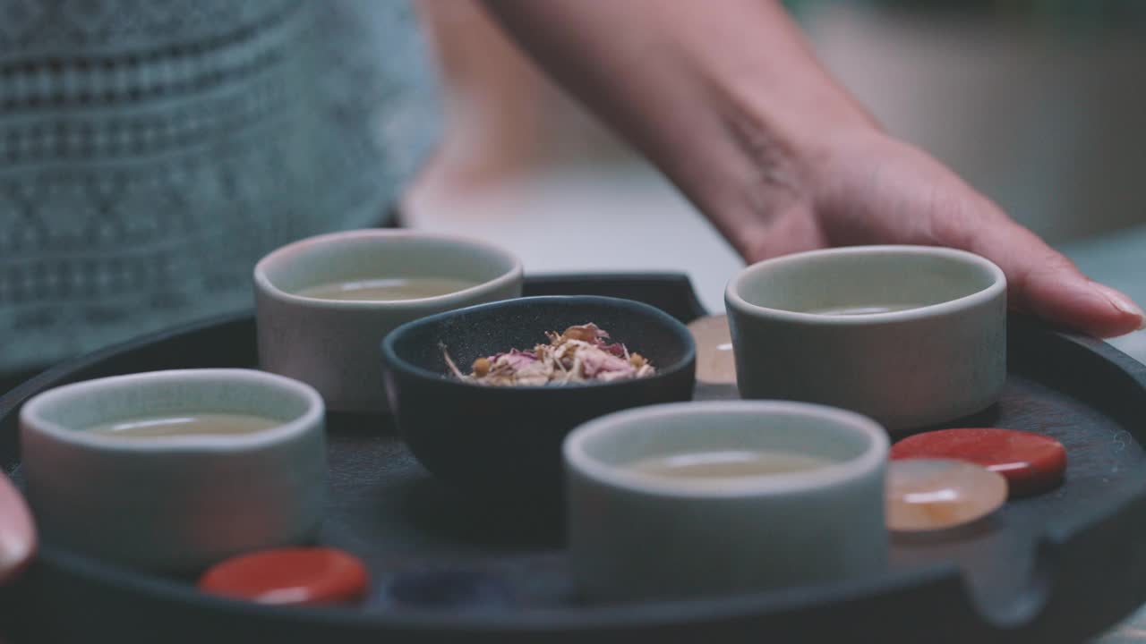 一个女人的手，拿着盘子和茶碗的慢镜头视频素材