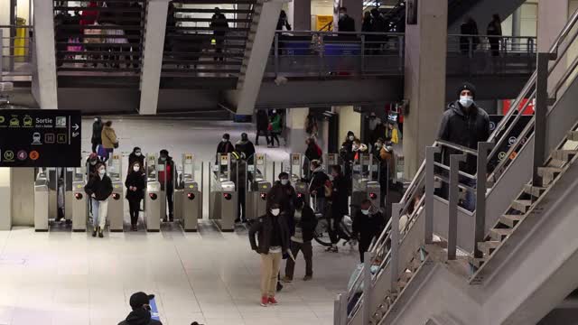 人们从地铁站出来，上楼梯视频下载
