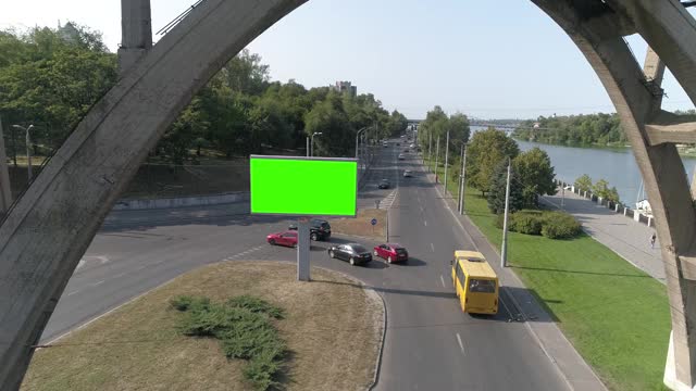 路边有阿尔法频道的广告牌。路边有绿色屏幕的广告牌。大的广告牌。带绿屏的生物板视频素材
