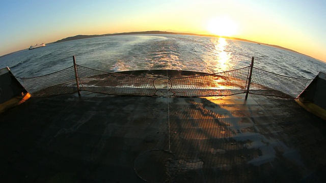 西雅图渡轮乘坐后视图日落鱼眼视频素材