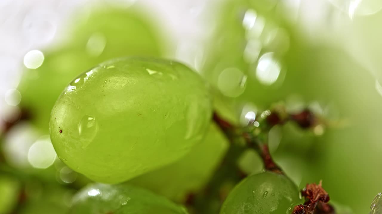 水倒在葡萄莓上视频素材
