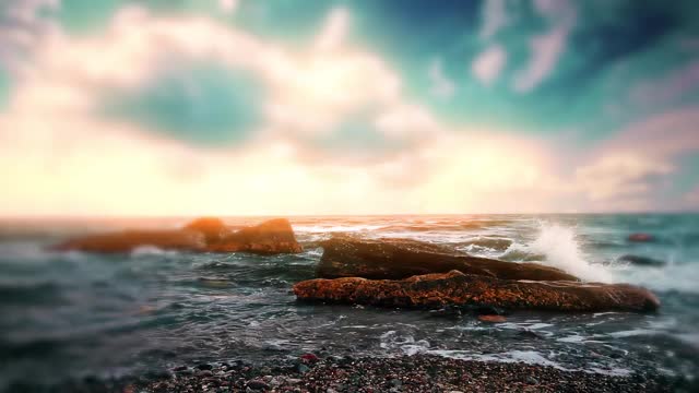 日落背景下的海浪景观视频素材