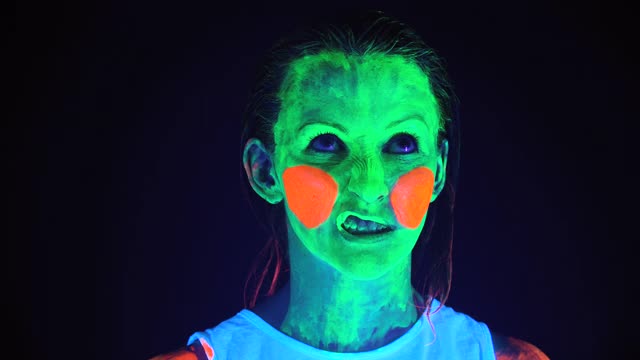 视频中，一名戴着面具的女子脸上涂着可怕的油彩视频下载