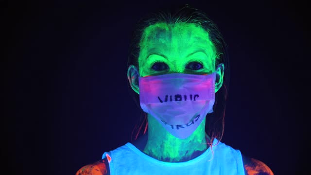 视频显示一名女子脱下面具，脸上涂着可怕的油彩视频下载