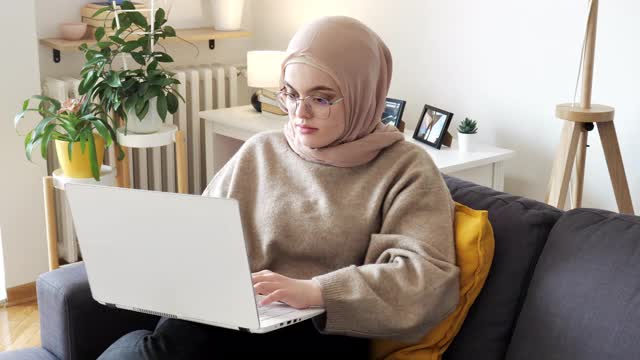 中东妇女在家工作时参加在线商务会议视频下载