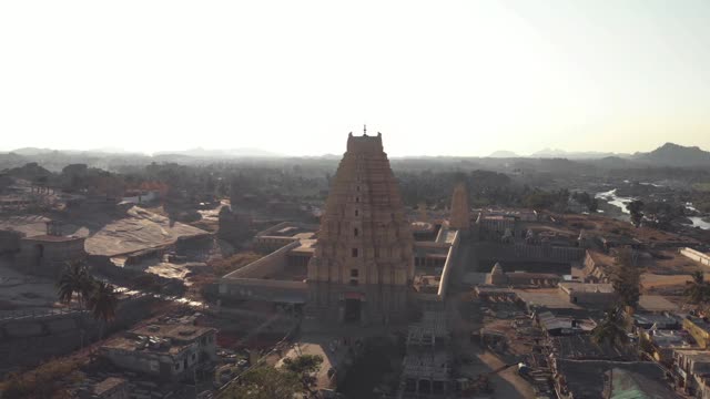 位于印度汉比的通加伯德拉河岸边的Virupaksha寺庙俯视图视频下载