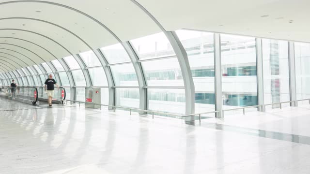 4K延时:在新加坡樟宜机场的机场出发航站楼，镜头离开高峰时段的旅客拥挤视频素材