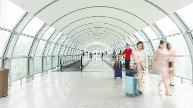 4K延时:缩小拥挤在新加坡樟宜机场出发航站楼的旅客高峰时段视频素材
